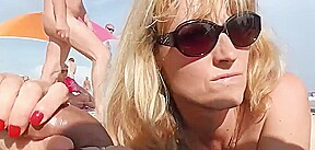 naomie suce des libertins sur la plage