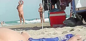 naomie suce des libertins sur la plage