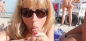 naomie suce des libertins sur la plage