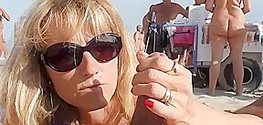 naomie suce des libertins sur la plage