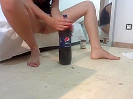 teen 18+ girl insert 2lr pepsi in her pussy