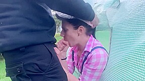 une employée maraichére suce la bite de Step son patron